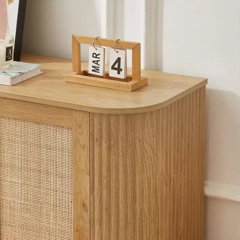 Bahut en bois et rotin ondulé avec coins arrondis