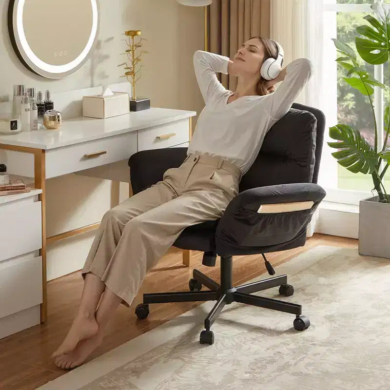 Chaise de bureau à piètement croisé en métal de 97 cm avec accoudoirs relevables et roulettes