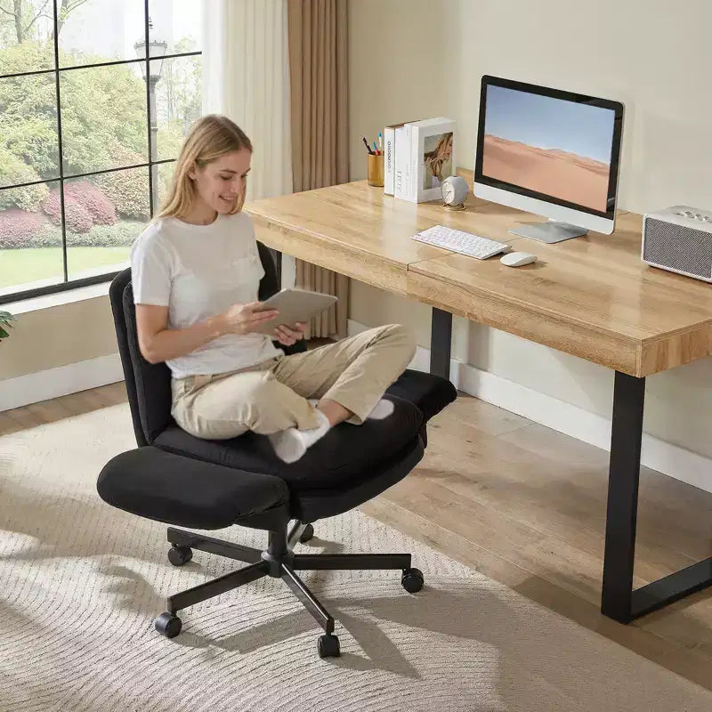 Chaise de bureau à piètement croisé en métal de 97 cm avec accoudoirs relevables et roulettes